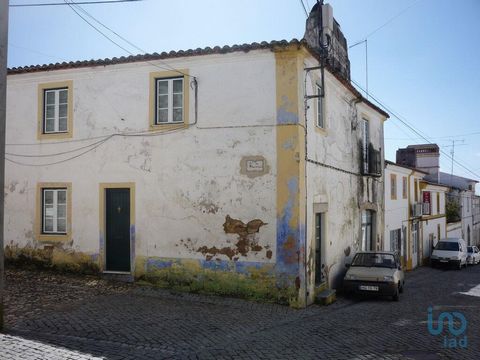 Moradia T4, localizada em Cabeço de Vide, constituído por: R/c – com cozinha de chaminé alentejana, 1 salão (48 m2) com salamandra, 1 sala, 1 quarto com duche (18 m2), 1 anexo (quadra com manjedoura para 13 cavalos) com arrecadação e pátio exterior. ...