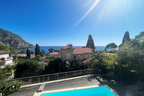 Superbe emplacement pour cette plaisante villa contemporaine d'environ 180m² surface habitable. Facile d'accès et d'entretien, à 5 minutes à pieds de la plage et des transports, elle bénéficie d'une belle vue mer, un très agréable espace extérieur au...