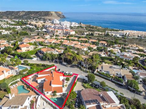 On se sent chez soi dès que l'on entre dans cette belle propriété de 4 chambres à coucher. Répartie sur un étage avec seulement quelques marches, cette maison serait parfaite pour une famille, en particulier pour les personnes à mobilité réduite. Une...