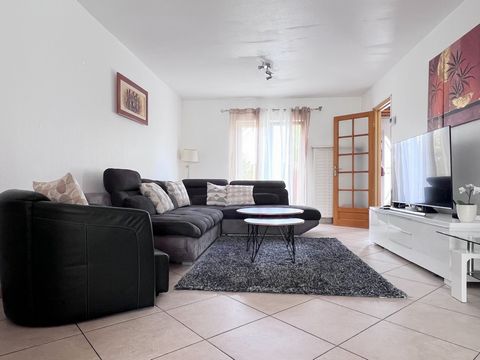 Idealmente situata in una zona tranquilla, a 15 minuti da Basilea e Weil am Rhein, questa graziosa casa di famiglia è stata ristrutturata secondo il gusto del giorno. Con una superficie di 126 m², lo spazio si sviluppa su due livelli. Dall'ingresso s...