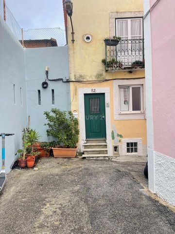 FOTOS PROFISSIONAIS EM BREVE Inserido num prédio de dois andares, com duas frentes e com vista rio a tardoz. O apartamento tem janelas com vidro duplo, e caixilharia branca oscilo batente . Tetos falsos com iluminação LED integrada em toda a casa. Co...