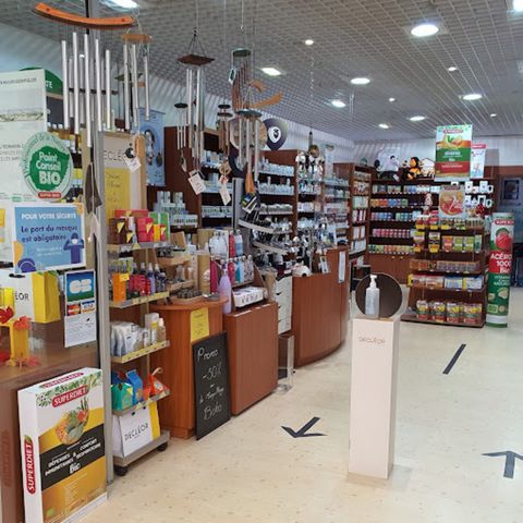 A l'entrée de la galerie marchande de cet hypermarché, à vendre ce magnifique fonds de commerce de produits diététiques, naturels, phytothérapie, compléments alimentaires... Cette Affaire, tenue depuis plus de 40 ans, bénéficie d'une clientèle fidéli...