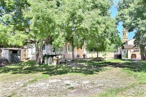 Exclusivité Viager Occupé Proche de Castillon-du-Gard, 10 minutes d'Uzès, et 20 minutes d'Avignon. Au coeur d'une impasse tranquille, découvrez cette charmante maison de plain-pied, construite en 2005, offrant une harmonie parfaite entre confort mode...