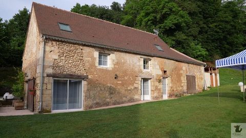 Situé entre BERGERAC et PERIGUEUX, dans un village de caractère proche des commerces, j'ai le plaisir de vous proproser cet ensemble immobilier. Il est composé d'une maison principale sur trois niveaux pour une superficie d' environ 270 m2 habitables...