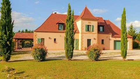 A dix minutes de la petite ville médiévale de Gourdon et de toutes ses commodités, entre Sarlat et Rocamadour, c''est une belle et vaste maison, très bien entretenue et confortable que l'on découvre nichée dans la campagne quercynoise. Le terrain de ...