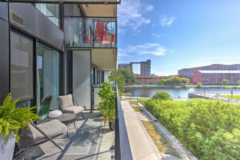 VISTA SUL CANALE!! Vivi lo stile di vita sul lungomare in questo condominio con 1 camera da letto al NOCA, l'edificio principale di Griffintown lungo il canale Lachine. Con un layout a pianta aperta, uno spazio ufficio bonus e un ampio balcone espost...