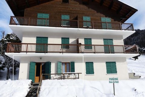 WEIHNACHTSROSE 145 - LA CLUSAZ 4-6 Personen. / 52 m2 / 2 Zimmer klassifiziert 3 ** NN / Gartenebene / West / WLAN inklusive In einem Chalet mit 6 Wohnungen (1968) an der Straße Crêt du Merle. 270 m vom Pistenanfang und 1,5 km vom Dorfzentrum entfernt...