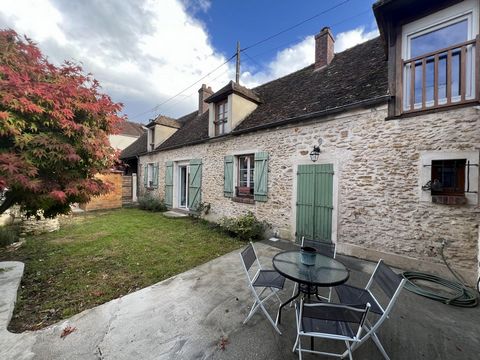 Proche La Queue lez Yvelines : Longère de caractère, partiellement rénovée, offrant une pièce de vie de +53m2 avec cuisine équipée et cheminée insert, une chambre, une salle d'eau/wc. A l'étage, une vaste pièce palière desservant deux chambres dont u...