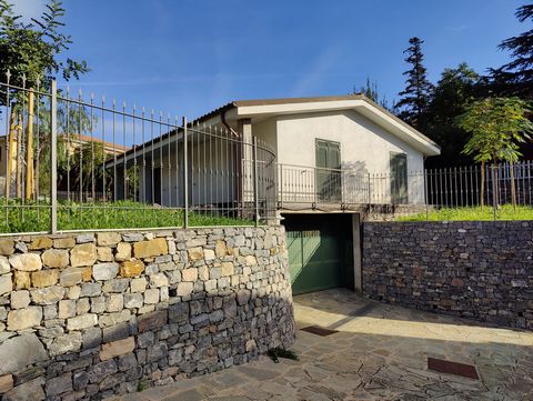 Villa in vendita a Imperia con giardino, spaziosa disposta su due livelli con giardino privato e un ampio terreno coltivato con ulivi di qualità taggiasca. Questa villa indipendente, da ultimare e personalizzare secondo le proprie esigenze, offre un’...