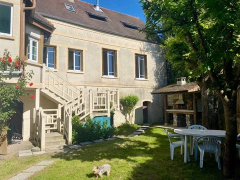 A Acheter Proche Maule, venez découvrir Mareil sur Mauldre,ses écoles, sa gare ligne N desservant Saint Lazare et Montparnasse. Je vous invite à visiter cette maison coup de coeur offrant de nombreuses possibilités ;la maison principale est composée ...