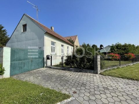 Einziehen und genießen ist hier das Motto. Dieses entzückende alte Bauernhaus wurde über seinen Bestand mehrfach adaptiert. Das Haus bietet ein helles und geräumiges Wohnzimmer, eine Küche mit Eßplatz und ein Schlafkabinett. Das Vorzimmer mit kleinem...