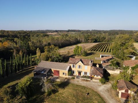 Huis met kelder en vrijstaande bijgebouwen op meer dan een hectare grond Landhuis bestaande uit twee woningen: De eerste gelijkvloerse woning aan de rechterkant bestaat uit een woonkamer met open haard, een keuken met toegang naar buiten, een doucher...