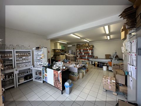 Notre agence vous propose à la vente en exclusivité ce bâtiment d'activité situé sur la commune de Salernes. Sur une surface de 200 mètres carrés de plain-pied avec vitrine, il dispose d'un grand espace de travail avec accueil, un laboratoire, un ves...