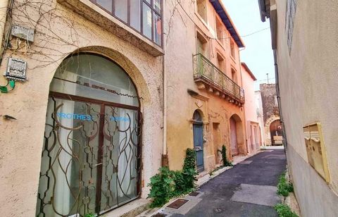 Discover this charming village house located between Sète and Montpellier, close to the Mediterranean, which combines character and practicality. With its six spacious rooms, this house is ideal for a family or an artistic project. It has three brigh...