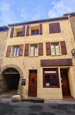 Située dans le centre du village historique de Villefranche de Conflent, cité médiévale inscrite au Patrimoine de l'Unesco, cette maison traversante en pierres avec grande terrasse exposée sud, vous offre deux appartements type T3 (deux chambres) ain...