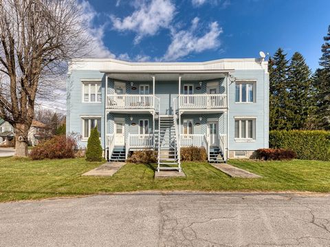 Découvrez ce superbe quadruplex composé de logements 5 1/2, idéalement situé sur un coin de rue. Avec un revenu brut annuel de 22 740 $ et des dépenses à la charge des locataires, cet immeuble représente une belle opportunité d'investissement. Le ter...