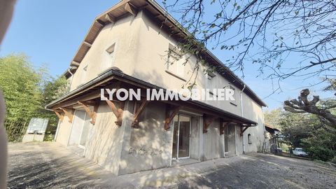 Lyon Immobilier vous propose en exclusivité, ensemble immobilier avec maison 7 pièces de 185m2 habitable sur 2 niveaux, 2 T3 duplex de 70m2 chacun loués avec chacun une entrée indépendante.l'ensemble sur un terrain de 10940m2 clos et arboré. Le corps...