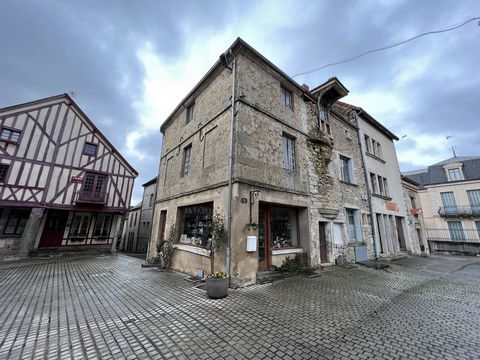 Au coeur du vieux Nolay, immeuble à usage commercial et habitation libre à la vente. Bon emplacement commercial. Beaucoup de charme (pierres, poutres, cheminée). Cave voûtée.