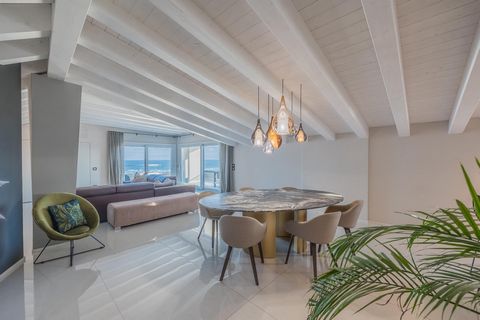 Dieses einzigartige Luxus-Penthouse in der 9. Etage befindet sich in absoluter Toplage in Sottomarina und hat viel zu bieten. Es ist nicht nur eine Wohnung, es ist ein toller Ort zum Leben. Nur wenige Schritte vom Strand entfernt, bietet dieses exklu...