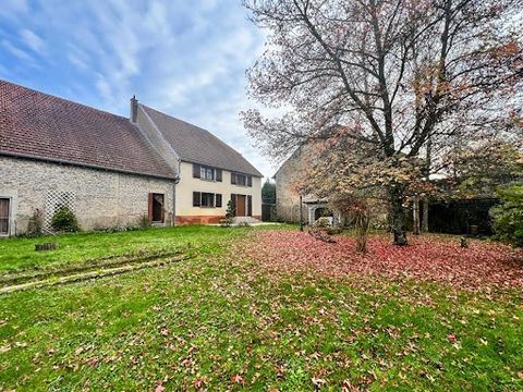 70130 FRETIGNEY AND VELLOREILLE (20 min from VESOUL, 35 min from BESANCON, 30 min from GRAY) In the center of a village in the Haut-Saônois ideally located between Besançon, Vesoul and Gray, stone house to refresh of 206 m² of living space with garag...