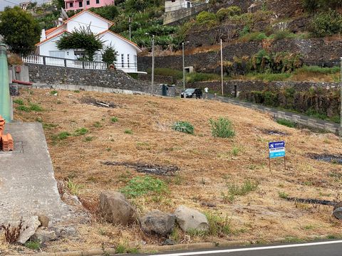 Avec un emplacement privilégié dans le centre de la paroisse de Calheta, à côté de l’une des rues principales de Calheta, entre la station-service du rond-point du village de Calheta et le centre d’arts Casa das Mudos, ce terrain nous permet d’être à...