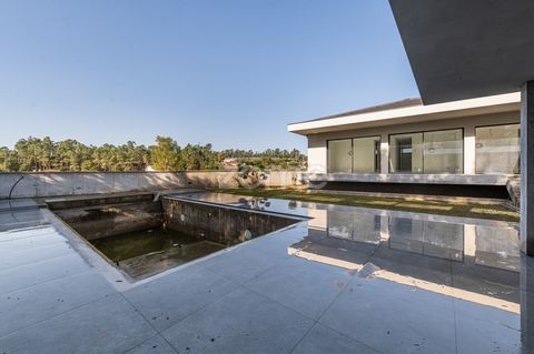 Identificação do imóvel: ZMPT571868 This modern house, located just 10 minutes from the center of Barcelos, combines contemporary architectural lines with functional design. Surrounded by a green area and in a peaceful environment, and large windows ...