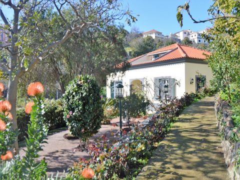 Quinta tradicional encantadora com vista panorâmica para o mar em Santa Cruz, Madeira Aninhada numa pitoresca encosta com vista para o cintilante Oceano Atlântico e as serenas Ilhas Desertas, esta Quinta tradicional recentemente renovada oferece a mi...