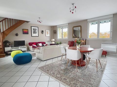 Emplacement recherché, à 2 pas du métro Maisons-Alfort Stade, des commerces, proche des écoles Superbe duplex de 102m2 au sol, 93,50m2 en carrez, au sein d'une copropriété de bon standing récemment ravalée et bien entretenue Au 1er étage, vous trouve...