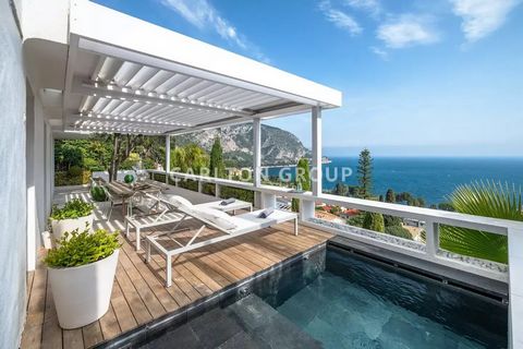 Posizionata a Èze bord de mer, a soli 10 minuti da Monaco, questa villa contemporanea ha 4 camere da letto e piscina. Con il suo design raffinato e la modernità, si distingue per le finiture di alta qualità e una vista panoramica mozzafiato sul mare ...