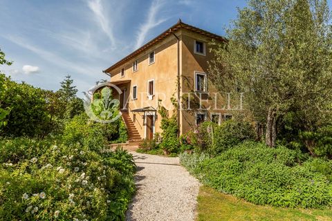 Farmhouse with farm with land, natural swimming pool and stables in the countryside of Montepulciano. Description: The farmhouse of ancient origin is located in a strategic position, very close to the center of Montepulciano but in a panoramic countr...