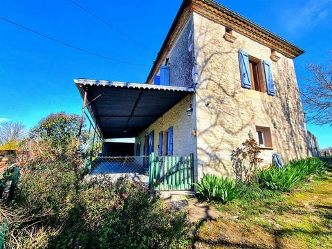 Venez découvrir cet ensemble immobilier sur le chemin de Compostelle composée d'une maison d'habitation à rafraîchir et sa terrasse avec vue panoramique, une dépendance de 40m² environ avec évier en pierre et four à pain, un poulailler, un abris de j...