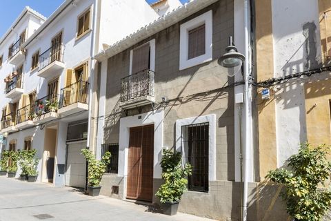 If you wish to enjoy a peaceful holiday in the town of Xàbia, this cosy flat is perfect. With its ideal location in the centre of the town, you will be able to enjoy the property's surroundings, where the tranquil surroundings of the town provide an ...