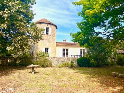 Petite propriété viticole sur Saint Estephe. Ce petit joyau d'environ 1 ha en AOC Saint Estèphe, comprend une demeure de 200m2 + une dépendance de 220 m2 sur 3000 m2 de terrain. Les dépendances sont à réaménagées en cuvier. Produit rare au sein de ce...