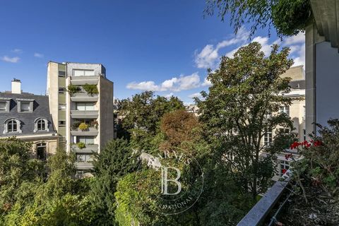 Exclusivité - Situé au 5ème étage d'une copropriété récente de grand standing, appartement de 130 m² Carrez, bénéficiant d'un environnement calme et arboré avec de jolies vues sur deux hôtels Particuliers XVIIIème. Il se compose d’une entrée, d’une v...