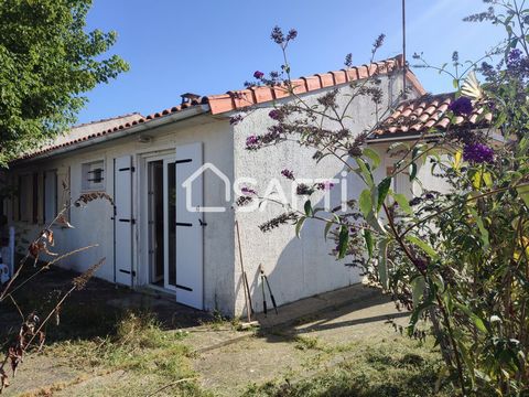 Pavillon des années 1970 dans un cadre paisible, situé dans un hameau de Saint-Xandre (17138) et à quelques kilomètres de La Rochelle, cette maison sur un terrain clos de 657 m² offre de belles possibilités pour ceux qui souhaitent créer un espace de...