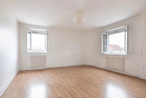 Entdecken Sie diese charmante 3-Zimmer-Wohnung, die sehr leicht in eine sehr große 2-Zimmer-Wohnung umgewandelt werden kann, im zweiten und letzten Stock eines alten bürgerlichen Hauses, das zu einer kleinen, ruhigen Eigentumswohnung geworden ist. Di...