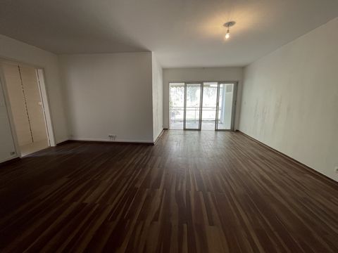 A vendre F4 de 84 m2 en RDC situé bas de Montgaillard à Saint Denis. 3 chambres , grand séjour, cuisine, terrasse de 15 m2, salle d'eau, WC. situé au bas de Montgaillard. prix de vente 243 800 euros soit 230 000 euros net vendeur et honoraires à char...