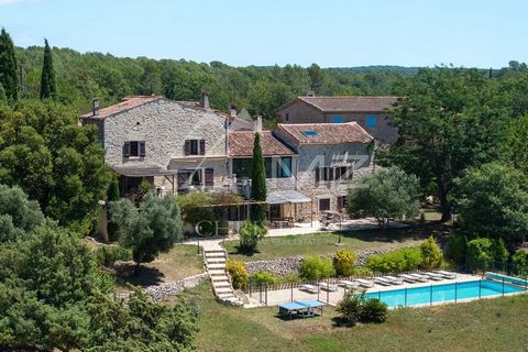 Mas en pierre datant du 14ème siècle, authenticité et charme, retour dans l'histoire d'un bâti hors pair, idéal chambre d'hôtes. D'une surface de 552.24 m² hab., il se compose : Au RDC d'une vaste entrée/réception avec cheminée, un bureau, une biblio...