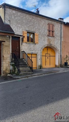 PANNESSIERES - Maison mitoyenne au Coeur du Village. Ancienne demeure viticole à Rénover dans son intégralité. Surface importante à réaménager en fonction de ses besoins, elle est cependant habitée sur 90M2. En demi niveau coté rue, l'accès se fait p...