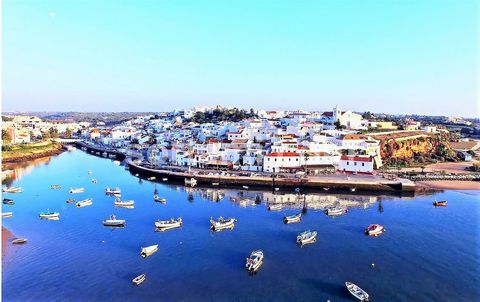 Rustikales Grundstück in Ferragudo mit einer Gesamtfläche von 3700m2. Das Hotel liegt in einem Wohngebiet, in einer neuen Anlage, nahe dem Zentrum von Ferragudo und nur wenige Minuten vom Strand entfernt. Ferragudo ist ein kleines, 500 Jahre altes Fi...