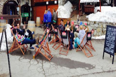 Al centro di La Plagne si trova lo Sporting Lodge, un accogliente chalet con camino, sauna e idromassaggio. Dopo una giornata sportiva sulle piste, qui potrete rilassarvi. Dalla terrazza si gode di una magnifica vista panoramica. Ognuna delle 7 camer...