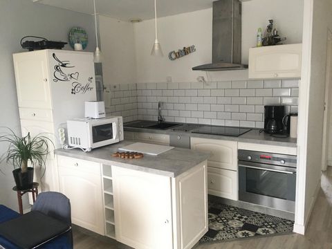 Situé en plein cœur de Larmor-Plage (56260), cet appartement offre un cadre de vie paisible et authentique dans une commune prisée pour sa proximité avec les magnifiques plages de sable fin du Morbihan. Idéalement situé, ce bien bénéficie de la proxi...