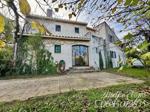 Grande maison familiale 4 faces de 170m² sur un terrain de 1597m². Cette maison se compose: En RDC: Cuisine semi ouverte avec son cellier, une spacieuse pièce à vivre avec cheminée, 2 chambres, une salle de bain, 1 wc indépendant, une buanderie. En R...