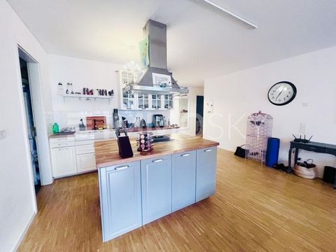 Welkom in het exclusieve Rebstockviertel in Frankfurt! Dit ruime 5-kamer appartement biedt 135 m² luxe leefruimte met hoogwaardige inrichting en modern design. De hoofdslaapkamer heeft een eigen badkamer en een extra studeerkamer die ook als kleedkam...