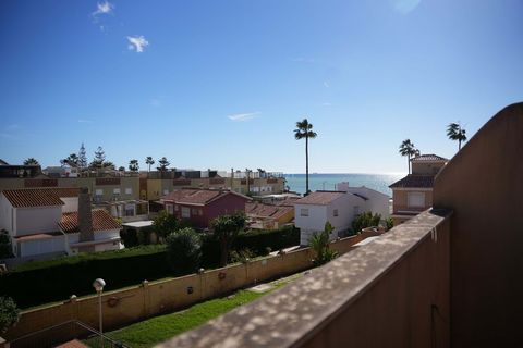 Fabulosa casa en Rincón de la Victoria, a pocos pasos de la playa, con vistas al mar. Con una superficie total de 240m², esta vivienda se distribuye en un sótano con 2 plazas de garaje, una planta baja con terraza en la entrada, salón, cocina, baño y...