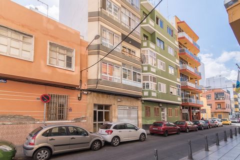 Best House bietet Ihnen nur wenige Meter vom besten Stadtstrand Spaniens, Las Canteras, entfernt. Es befindet sich im vierten Stock mit Aufzug. Es ist eine helle Wohnung mit einem Wohnzimmer und einem separaten Raum. Funktionale Küche und ein renovie...