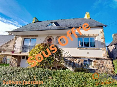 ** Sous offre d'achat ** Située sur la commune de Morlaix, à proximité du centre ville, des écoles et des commerces, je vous invite à découvrir cette maison à rénover de 110 m². L'espace de vie vous offrira un salon/salle à manger très lumineux, une ...