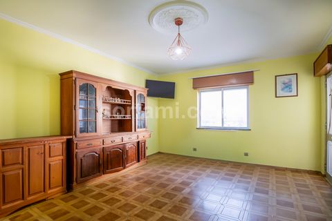 Opportunità commerciale a Quarteira! Questo spazioso appartamento è composto da due camere da letto, un soggiorno, una cucina, un bagno completo e un balcone. Con esposizione al sole a est/ovest, questo immobile si trova in un edificio senza ascensor...