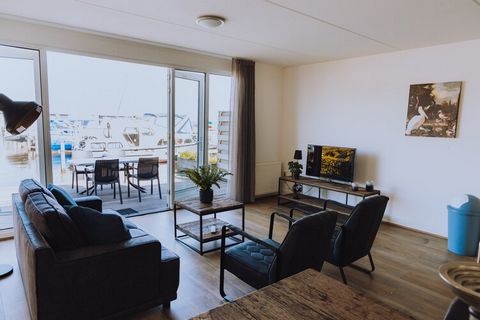 ¡Pase sus vacaciones en el agua en Uitgeest! Este hermoso apartamento cuenta con 3 habitaciones para 6 personas, lo cual es ideal para una familia o un grupo de amigos. Puede disfrutar de una buena copa de vino al aire libre en la terraza. El parque ...