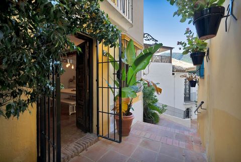 Espectacular Casa Adosada en Venta en el Corazón de Benahavis Pueblo... Esta impresionante casa adosada de estilo mediterráneo es una combinación de elegancia clásica y confort moderno. Al entrar, lo recibirá una amplia cocina abierta y una sala de e...